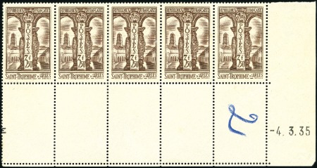 Stamp of France 1935 St-Trophime en bande de cinq avec coin-daté, 