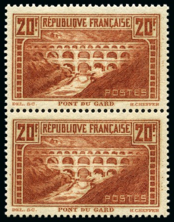 Stamp of France 1929-31 20F Pont du Gard, Type IIA + IIB se-tenant,