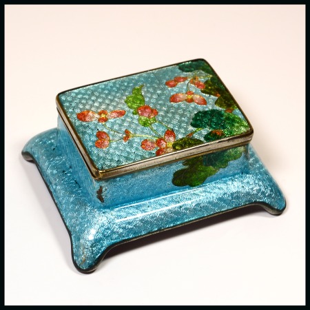 Stamp of Stamp Boxes Miscellaneous Material: A Chinese enamelled single compartment box