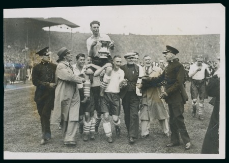 Stamp of Olympics » Collections & Miscellaneous Lots 1929-62, Group of 31 press photos from an Argentinean archive showing English football