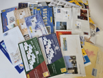 Stamp of France » Collections 1960-2010, dans une boîte grosse accumulation de divers