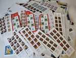Stamp of France » Collections 1960-2010, dans une boîte grosse accumulation de divers