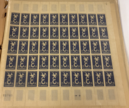Stamp of France » Collections France : 1900-2000, dans un carton ensemble type vrac composé presque uniquement de matériel i