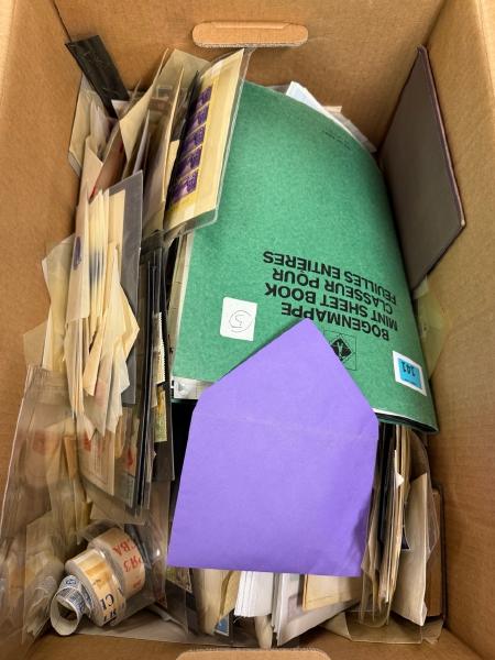 Stamp of Large Lots and Collections All world : 1860-1990, massive accumulation in a very large and heavy box: