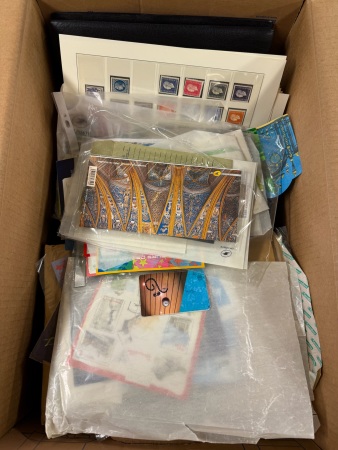 Stamp of France » Collections 1850-2010, dans un gros carton accumulation de timbres
