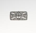 Stamp of Feldman International Auctions » Bijoux - Haute Joaillerie / Jewellery Broche-plaque en métal gris non titré,