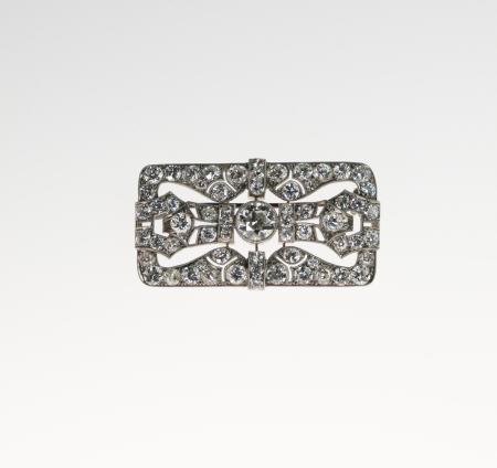 Stamp of Feldman International Auctions » Bijoux - Haute Joaillerie / Jewellery Broche-plaque en métal gris non titré,