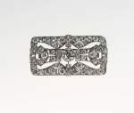 Stamp of Feldman International Auctions » Bijoux - Haute Joaillerie / Jewellery Broche-plaque en métal gris non titré,