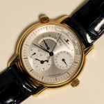 Stamp of Feldman International Auctions » Montres / Watches JAEGER LeCOULTRE MASTER GEOGRAPHIC. Montre mécanique en or jaune