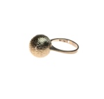 Stamp of Feldman International Auctions » Bijoux - Haute Joaillerie / Jewellery Bucherer, bague "boule" en or gris 750,
