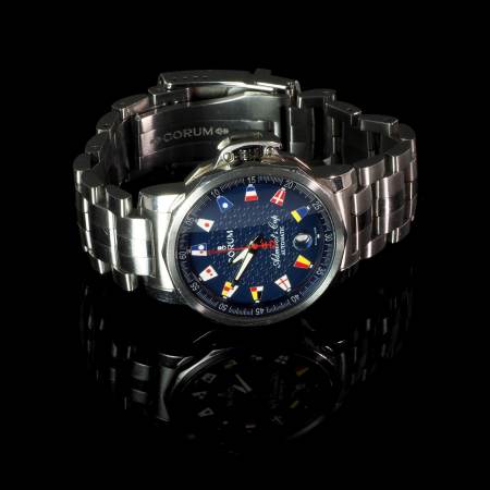 Stamp of Feldman International Auctions » Montres / Watches CORUM. Montre mécanique en acier.