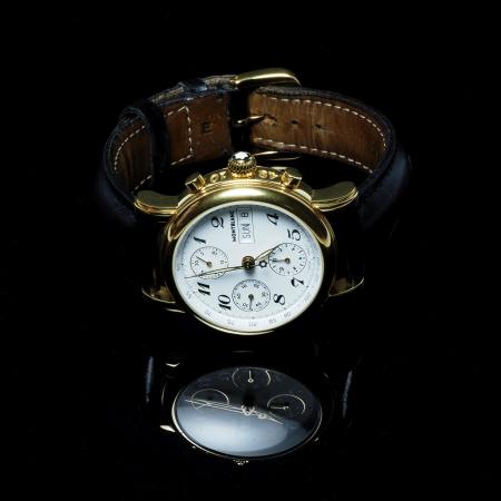 Stamp of Feldman International Auctions » Montres / Watches MONT-BLANC. Montre mécanique en acier doré.