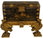 Stamp of Feldman International Auctions » Art d'Orient & d'Extrême-Orient / Asian & Oriental Art Coffre en laque de Chine monté sur un piètement George III (1760-1820)