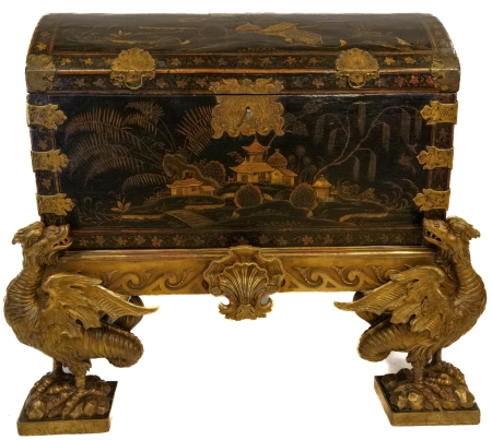 Stamp of Feldman International Auctions » Art d'Orient & d'Extrême-Orient / Asian & Oriental Art Coffre en laque de Chine monté sur un piètement George III (1760-1820)