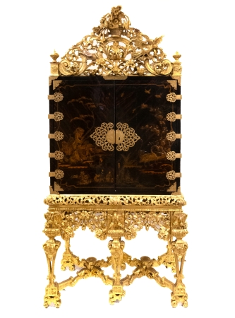 Stamp of Feldman International Auctions » Art d'Orient & d'Extrême-Orient / Asian & Oriental Art Crewe House. Impressionnant et rare cabinet japonais en laque monté sur piètement. Fin XVIIème siècle