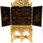 Stamp of Feldman International Auctions » Art d'Orient & d'Extrême-Orient / Asian & Oriental Art Crewe House. Impressionnant et rare cabinet japonais en laque monté sur piètement. Fin XVIIème siècle