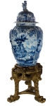 Stamp of Feldman International Auctions » Mobilier, Objets d'Art & Design / Furniture, Objets d'Art & Design Delft. Paire de grands vases couverts à décor bleu et blanc sur deux piétements tripodes Fin XVIIIème - début XIXème siècle. Delft, Hollande. Italie