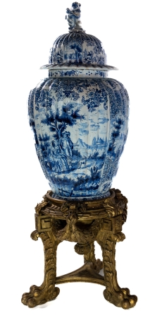 Stamp of Feldman International Auctions » Mobilier, Objets d'Art & Design / Furniture, Objets d'Art & Design Delft. Paire de grands vases couverts à décor bleu et blanc sur deux piétements tripodes Fin XVIIIème - début XIXème siècle. Delft, Hollande. Italie