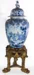 Stamp of Feldman International Auctions » Mobilier, Objets d'Art & Design / Furniture, Objets d'Art & Design Delft. Paire de grands vases couverts à décor bleu et blanc sur deux piétements tripodes Fin XVIIIème - début XIXème siècle. Delft, Hollande. Italie