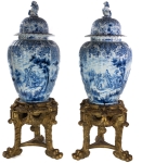 Stamp of Feldman International Auctions » Mobilier, Objets d'Art & Design / Furniture, Objets d'Art & Design Delft. Paire de grands vases couverts à décor bleu et blanc sur deux piétements tripodes Fin XVIIIème - début XIXème siècle. Delft, Hollande. Italie
