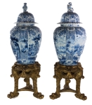 Stamp of Feldman International Auctions » Mobilier, Objets d'Art & Design / Furniture, Objets d'Art & Design Delft. Paire de grands vases couverts à décor bleu et blanc sur deux piétements tripodes Fin XVIIIème - début XIXème siècle. Delft, Hollande. Italie