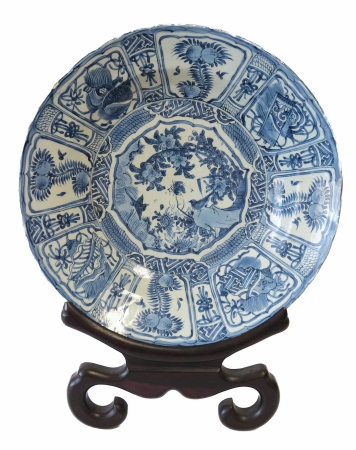 Stamp of Feldman International Auctions » Art d'Orient & d'Extrême-Orient / Asian & Oriental Art Chine. Un grand plat et un bol en porcelaine Kraak Bleu & Blanc. Wanli, Dynastie Ming. XVIIème siècle