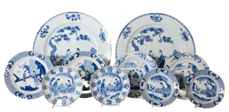 Stamp of Feldman International Auctions » Art d'Orient & d'Extrême-Orient / Asian & Oriental Art Chine. Ensemble de porcelaines à décor bleu & blanc. Epoque Kangxi