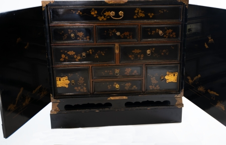 Stamp of Feldman International Auctions » Art d'Orient & d'Extrême-Orient / Asian & Oriental Art Grand cabinet de voyage en laque du Japon. XVIIIème siècle