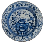 Stamp of Feldman International Auctions » Art d'Orient & d'Extrême-Orient / Asian & Oriental Art Chine. Plat en porcelaine Bleu & Blanc. Epoque Kangxi (1662 - 1722)