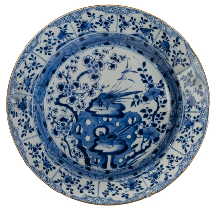 Stamp of Feldman International Auctions » Art d'Orient & d'Extrême-Orient / Asian & Oriental Art Chine. Plat en porcelaine Bleu & Blanc. Epoque Kangxi (1662 - 1722)