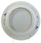 Stamp of Feldman International Auctions » Art d'Orient & d'Extrême-Orient / Asian & Oriental Art Chine. Plat en porcelaine Bleu & Blanc. Epoque Kangxi (1662 - 1722)