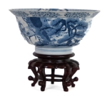 Stamp of Feldman International Auctions » Art d'Orient & d'Extrême-Orient / Asian & Oriental Art Chine. Bol « Klapmuts » en porcelaine Bleu & Blanc. Epoque Kangxi