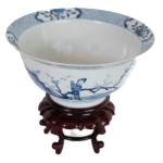 Stamp of Feldman International Auctions » Art d'Orient & d'Extrême-Orient / Asian & Oriental Art Chine. Bol « Klapmuts » en porcelaine Bleu & Blanc. Epoque Kangxi
