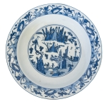 Stamp of Feldman International Auctions » Art d'Orient & d'Extrême-Orient / Asian & Oriental Art Chine. Grand plat en porcelaine Bleu & Blanc. Dynastie Ming. Période Jiajing à début Wanli (1550 - 1580)