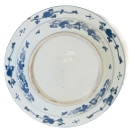 Stamp of Feldman International Auctions » Art d'Orient & d'Extrême-Orient / Asian & Oriental Art Chine. Grand plat en porcelaine Bleu & Blanc. Dynastie Ming. Période Jiajing à début Wanli (1550 - 1580)