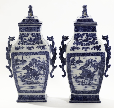 Stamp of Feldman International Auctions » Art d'Orient & d'Extrême-Orient / Asian & Oriental Art Chine. Paire de vases couverts en porcelaine Bleu & Blanc. Dynastie Qing. Période Qianlong. Circa 1785