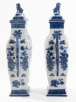 Stamp of Feldman International Auctions » Art d'Orient & d'Extrême-Orient / Asian & Oriental Art Chine. Paire de vases couverts en porcelaine Bleu & Blanc. Dynastie Qing. Période Qianlong. Circa 1785