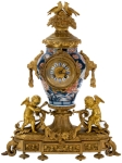 Stamp of Feldman International Auctions » Mobilier, Objets d'Art & Design / Furniture, Objets d'Art & Design Garniture de cheminée dans le style du XVIIIème siècle comprenant une pendule et deux candélabres, associés à des vases Imari. XIXème siècle