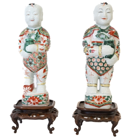 Stamp of Feldman International Auctions » Art d'Orient & d'Extrême-Orient / Asian & Oriental Art Chine. Paire de Höho en porcelaine. Famille verte. Epoque Kangxi (1662 - 1722). Vers 1680 - 1690