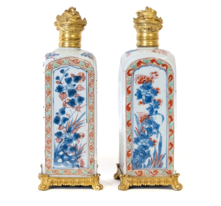 Stamp of Feldman International Auctions » Art d'Orient & d'Extrême-Orient / Asian & Oriental Art Chine. Paire de bouteilles montées en bronze doré. Epoque Kangxi (1662 - 1772). France. XIXème siècle