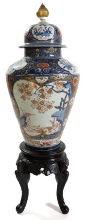 Stamp of Feldman International Auctions » Art d'Orient & d'Extrême-Orient / Asian & Oriental Art Japon. Important vase balustre couvert à décor Imari sur piètement. XVIIIème siècle