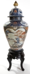 Stamp of Feldman International Auctions » Art d'Orient & d'Extrême-Orient / Asian & Oriental Art Japon. Important vase balustre couvert à décor Imari sur piètement. XVIIIème siècle