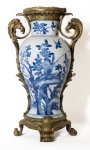 Stamp of Feldman International Auctions » Mobilier, Objets d'Art & Design / Furniture, Objets d'Art & Design Grand vase balustre en porcelaine Bleu & Blanc monté en bronze doré