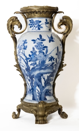 Stamp of Feldman International Auctions » Mobilier, Objets d'Art & Design / Furniture, Objets d'Art & Design Grand vase balustre en porcelaine Bleu & Blanc monté en bronze doré