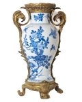 Stamp of Feldman International Auctions » Mobilier, Objets d'Art & Design / Furniture, Objets d'Art & Design Grand vase balustre en porcelaine Bleu & Blanc monté en bronze doré