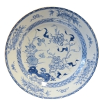 Stamp of Feldman International Auctions » Art d'Orient & d'Extrême-Orient / Asian & Oriental Art Chine. Grand plat en porcelaine Bleu & Blanc. Epoque Kangxi (1662 - 1722)