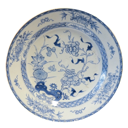 Stamp of Feldman International Auctions » Art d'Orient & d'Extrême-Orient / Asian & Oriental Art Chine. Grand plat en porcelaine Bleu & Blanc. Epoque Kangxi (1662 - 1722)