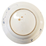 Stamp of Feldman International Auctions » Art d'Orient & d'Extrême-Orient / Asian & Oriental Art Chine. Grand plat en porcelaine Bleu & Blanc. Epoque Kangxi (1662 - 1722)