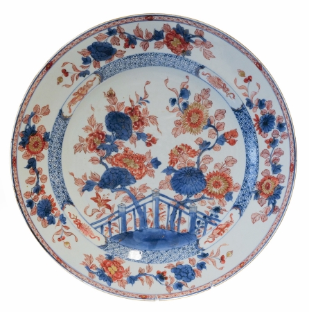 Stamp of Feldman International Auctions » Art d'Orient & d'Extrême-Orient / Asian & Oriental Art Chine. Grand plat en porcelaine Imari. Vers 1700