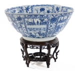 Stamp of Feldman International Auctions » Art d'Orient & d'Extrême-Orient / Asian & Oriental Art Chine. Grand bol « Kraak » en porcelaine Bleu & Blanc. Période Wanli (1573 - 1619)